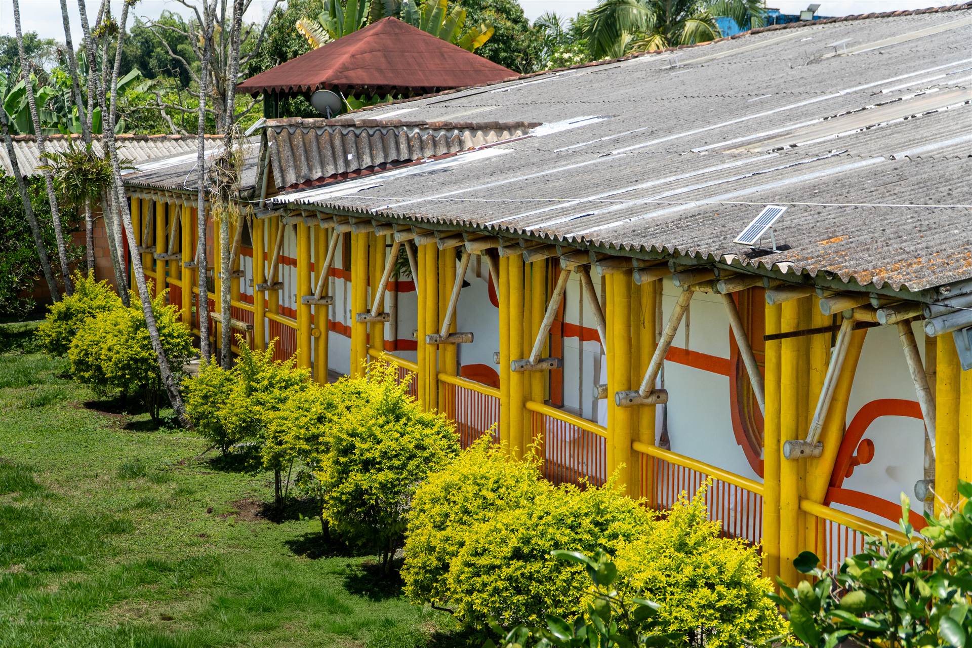 Fachada colonial tradicional en guadua Finca El Encanto
